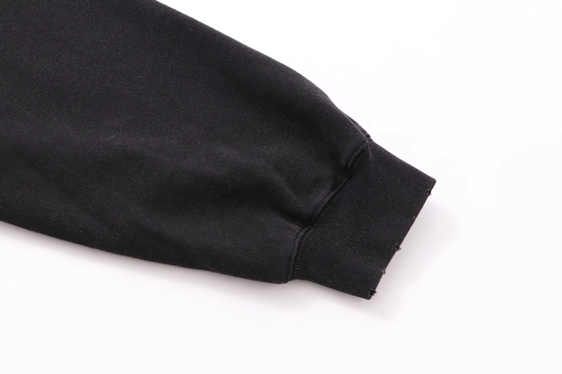 Style No. S211 P260💰 (450g version) SSSAINT LOUIS P260💰 SSSAINT LOUIS basic classic round neck sweatshirt. It is made of 450g dense cotton fabric with good texture. (Washed version) The version is loose and suitable for men and women. Size: S-XL